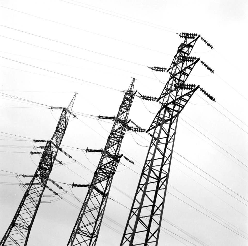 Hoogspanningsmast met isolatoren en elektriciteitsleidingen nabij Koblenz, Bestanddeelnr 254-1012