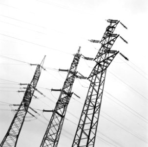 Hoogspanningsmast met isolatoren en elektriciteitsleidingen nabij Koblenz, Bestanddeelnr 254-1012
