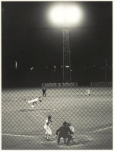 Honkballers in actie bij avond in het honkbalstadion aan de Pim Mulierlaan. NL-HlmNHA 54011911