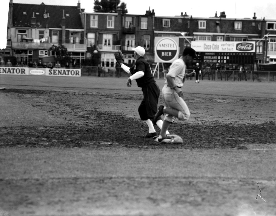 Honkbaltoernooi te Haarlem Rudy Holmes wordt op de schouders genomen, Bestanddeelnr 912-7853
