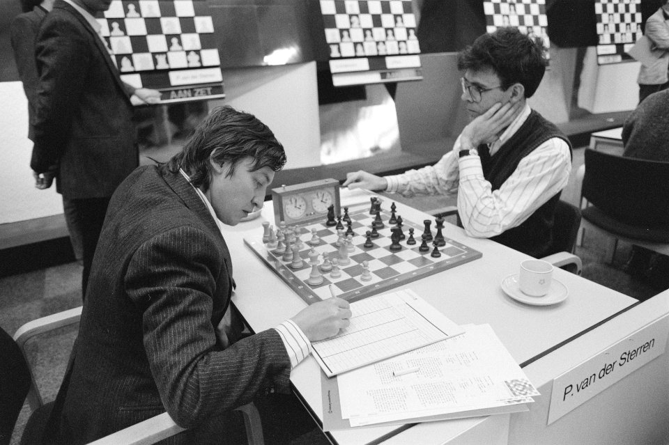 Hoogovensschaaktoernooi Paul van der Sterren (r) tegen Anatoli Karpov, Bestanddeelnr 934-1670