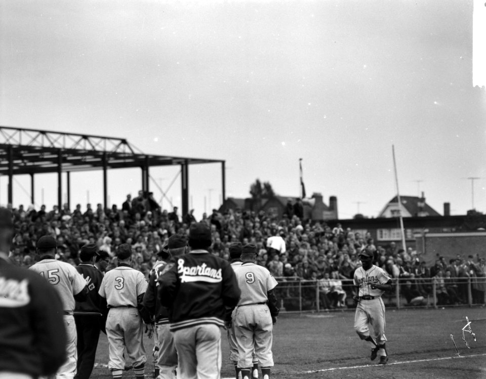 Honkbaltoernooi te Haarlem Rudy Holmes wordt op de schouders genomen, Bestanddeelnr 912-7855