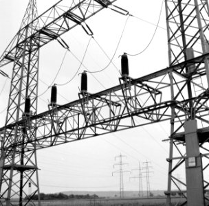 Hoogspanningsmast met isolatoren en elektriciteitsleidingen nabij Koblenz, Bestanddeelnr 254-1009
