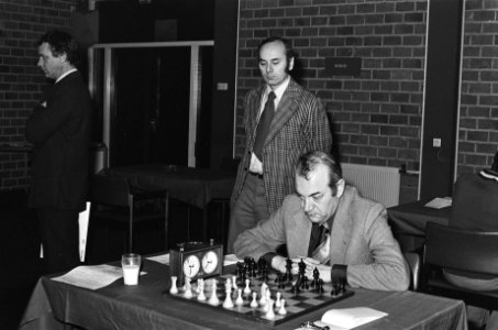 Hoogovenschaaktoornooi, laatste ronde winnaar Portisch kijkt bij Kortsjnoj, Bestanddeelnr 929-5552