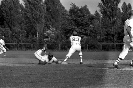 Honkbal Ajax tegen Sparta 5-9, met sliding komt Ajaxied binnen, rechts Hudson Jo, Bestanddeelnr 919-3858