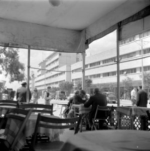 Horecagelegenheid aan Kingsway, de hoofdstraat van het havengebied, Bestanddeelnr 255-0228