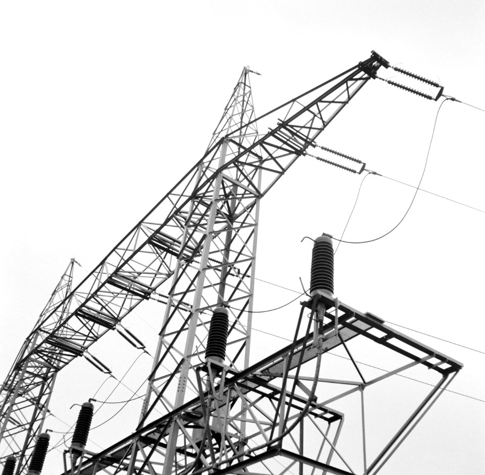 Hoogspanningsmast met isolatoren en elektriciteitsleidingen nabij Koblenz, Bestanddeelnr 254-1011