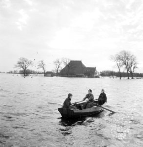 Hoogwater in Friesland, familie Oeneman in Alde Ouer bij Joure moet evacueren k, Bestanddeelnr 918-5792