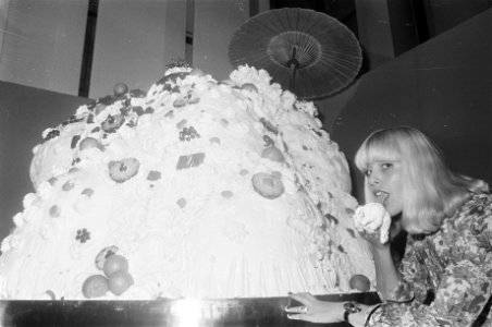 Horecava 1976 in Amsterdamse RAI meisje eet uit reuzen coup ijs, Bestanddeelnr 928-3453