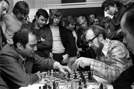 Hoogovenschaaktoernooi Wijk aan Zee , Tal (links) en Zuidema analyseren laatste , Bestanddeelnr 926-1979