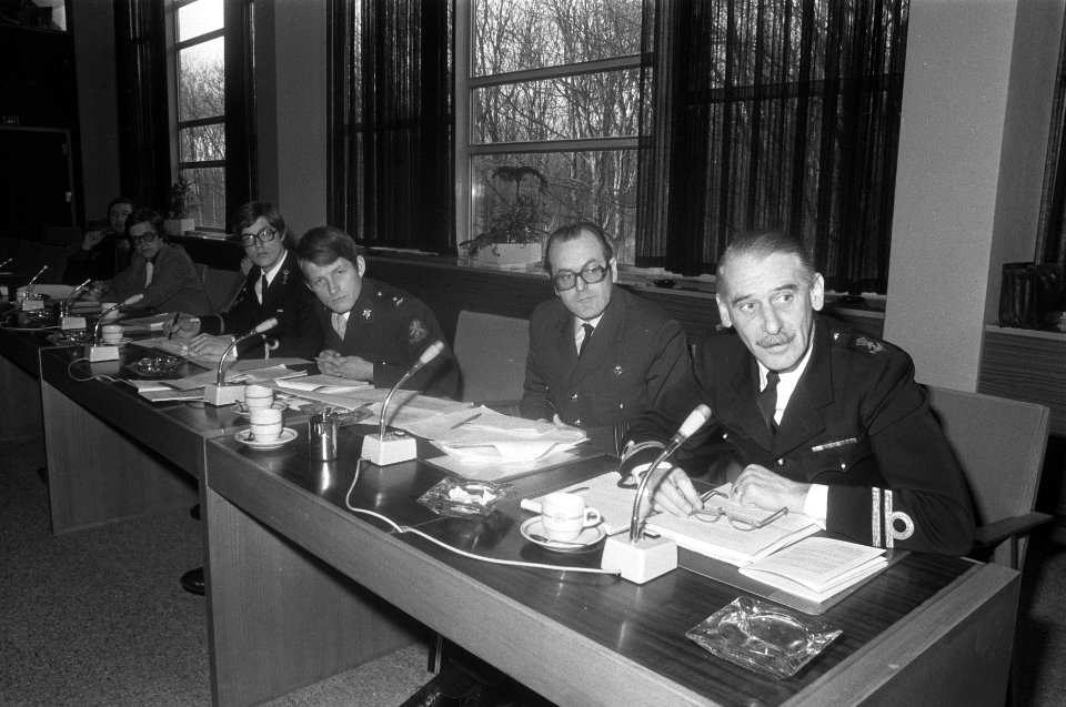 Hoorzitting staatscommissie Vrijwilligerslegers in SER-gebouw, Den Haag v.l.n., Bestanddeelnr 928-3038