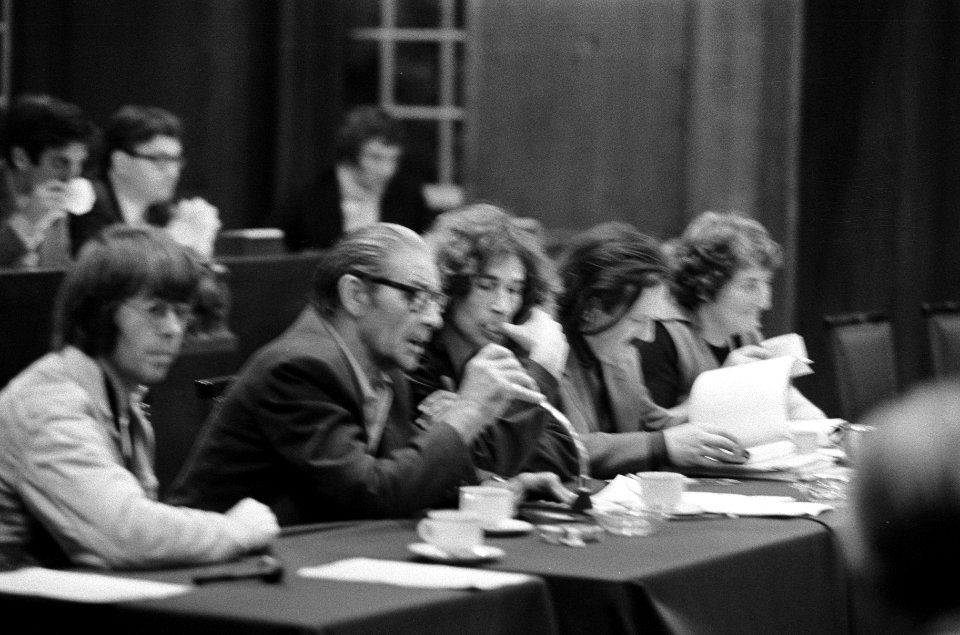 Hoorzitting in raadszaal van stadhuis Amsterdam over sanering van de Jordaan ve, Bestanddeelnr 925-0195