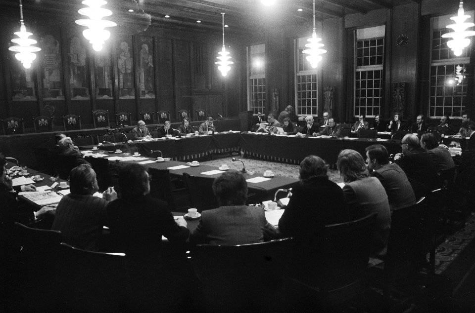 Hoorzitting koopavond in Amsterdam stadhuis overzicht tijdens de hoorzitting, Bestanddeelnr 927-7194
