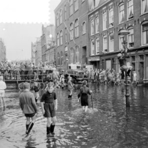 Hoogwater te Amsterdam. Ondergelopen straten, Bestanddeelnr 904-7207