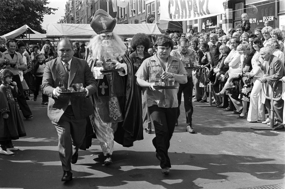 Horeca-serveerrace in Amsterdamse Jordaan moment tijdens de race, Bestanddeelnr 929-3427