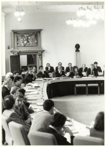 Hoorzitting in het stadhuis in verband met woonwagenlocaties. NL-HlmNHA 54032055