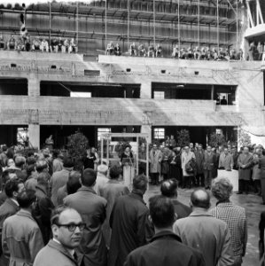 Hoogste punt Rotterdamse concertgebouw, officiele plaatsing eerste kapstaart en , Bestanddeelnr 916-4074