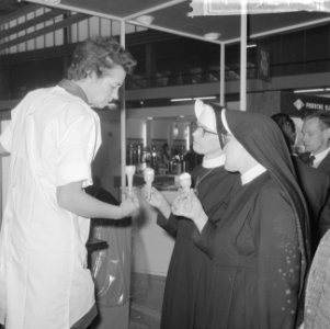 Horecava 1965 in de RAI, nonnen eten ijsje, Bestanddeelnr 917-3278