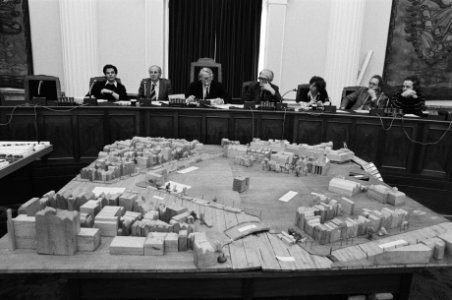 Hoorzitting tegen bouw stadhuismuziektheater in Provinciehuis Noord-Holland in Haarlem, op voorgrond maquette van het wijkcentrum, Bestanddeelnr 931-3481