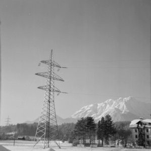 Hoogspanningsmast met op de achtergrond het Karwendel-gebergte, Bestanddeelnr 254-4294