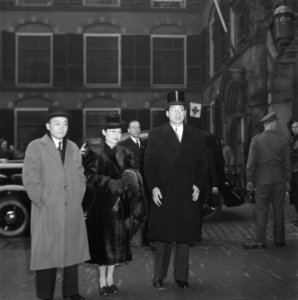 Hoogwaardigheidsbekleders betreden het gebouw, Bestanddeelnr 901-0972