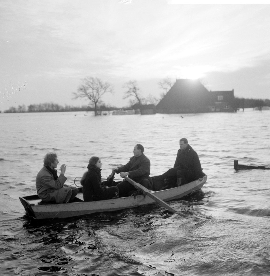 Hoogwater in Friesland gezelschap roeiend over het ondergelopen land, Bestanddeelnr 918-5797