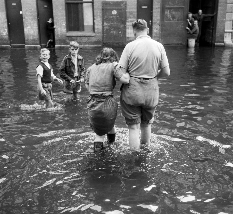 Hoogwater te Amsterdam. Ondergelopen straten, Bestanddeelnr 904-7210