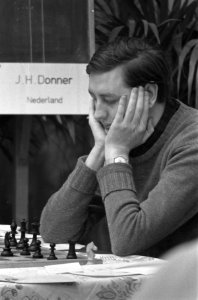 Hoogovenschaaktoernooi te Beverwijk, Jan Hein Donner in actie, Bestanddeelnr 910-9355