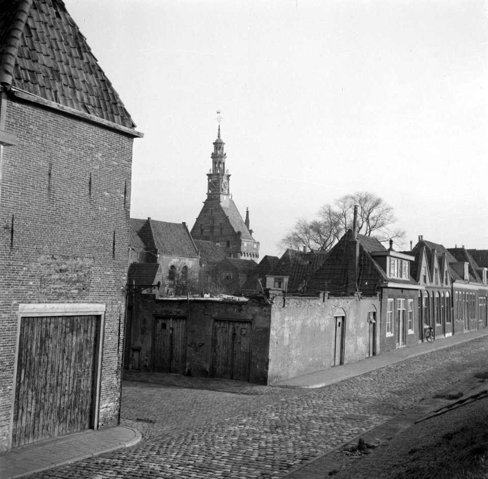 Hoorn Straatje met lage huizen en met op de achtergrond de Hoofdtoren, Bestanddeelnr 191-0700
