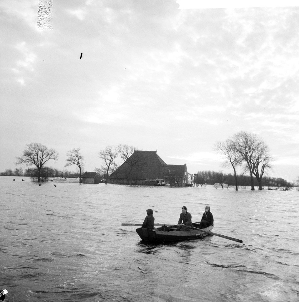 Hoogwater in Friesland, familie Oeneman in Alde Ouer bij Joure moet evacueren k, Bestanddeelnr 918-5793