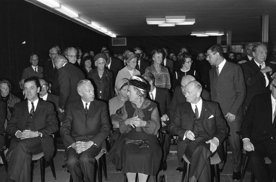 Hoogwaardigheidsbekleders in de zaal, Bestanddeelnr 925-0233