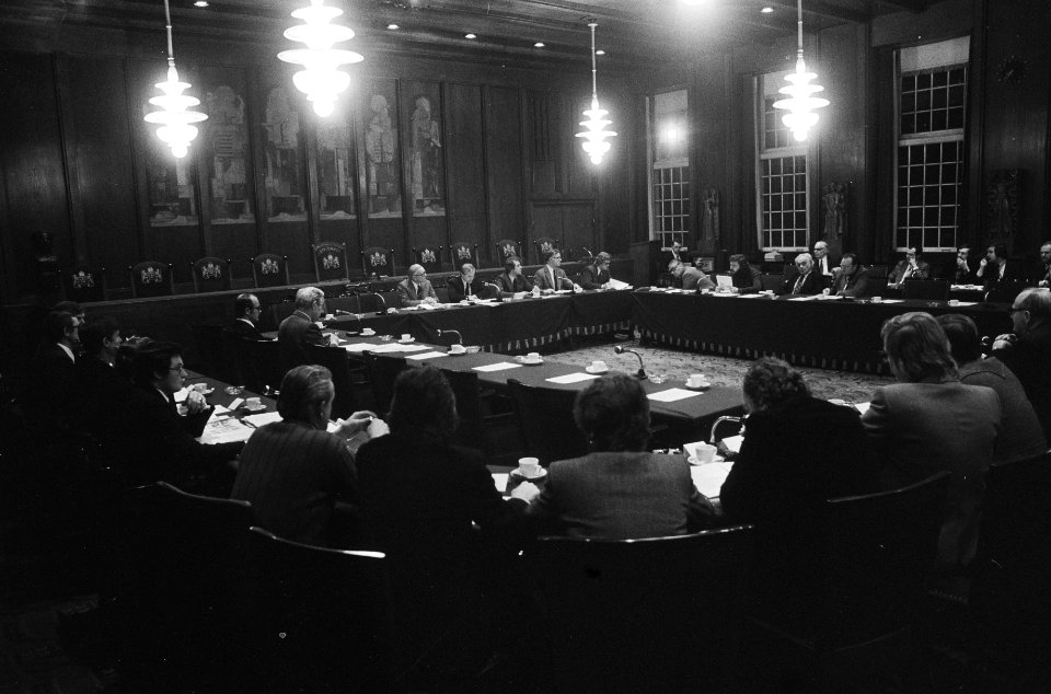 Hoorzitting koopavond in Amsterdam stadhuis overzicht tijdens de hoorzitting, Bestanddeelnr 927-7193