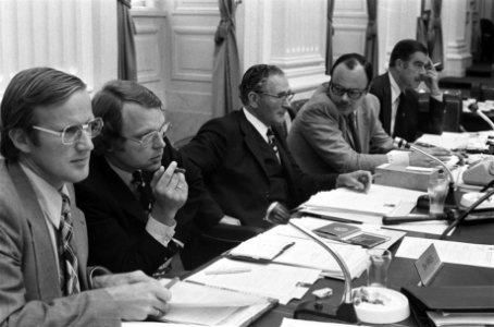 Hoorzitting over Defensienota van Tweede Kamercommissie vlnr Patijn, De Vrie, Bestanddeelnr 927-4196