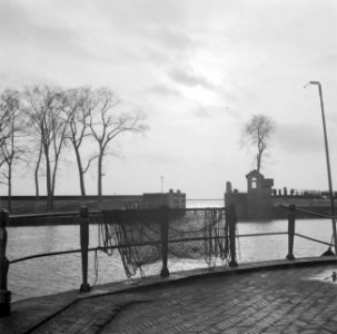 Hoorn Binnenhaven met zicht op sluis Op voorgrond hek met visnet, Bestanddeelnr 255-9465