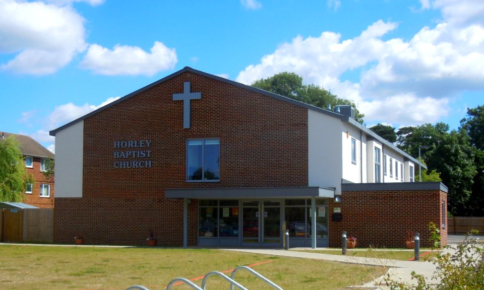 Horley Baptist Church (New Building), Court Lodge Road, Horley (August 2016) (2)