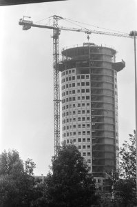 Hoogste punt hoogste woontoren van Nederland in Den Haag bereikt, Bestanddeelnr 934-0070