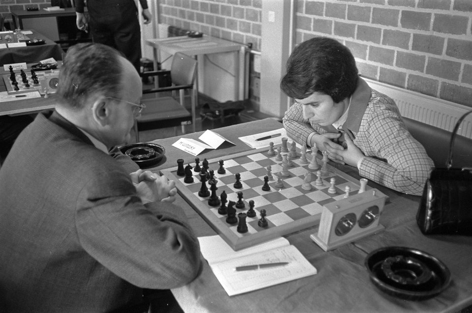 Hoogoven Schaaktoernooi. Mej. Nona Gaprindasvili (Sovjet-Unie, rechts) en M. Ujt, Bestanddeelnr 922-0138