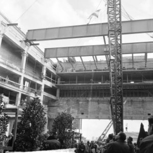 Hoogste punt Rotterdamse concertgebouw De Doelen, toespraak wethouder van Kunstz, Bestanddeelnr 916-4076