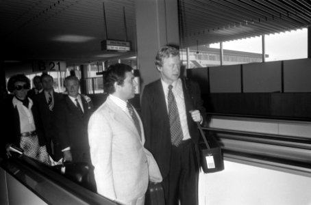 Honorair consul van Koeweit Rabbani (links) doet het gezelschap uitgeleide, naas, Bestanddeelnr 927-9248