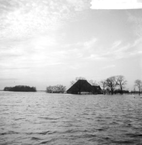 Hoogwater in Friesland, overstroomd land rondom eem boerderij, Bestanddeelnr 918-5794