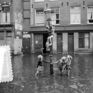 Hoogwater te Amsterdam. Ondergelopen straten. Kinderen klimmen in lantaarnpaal, Bestanddeelnr 904-7208