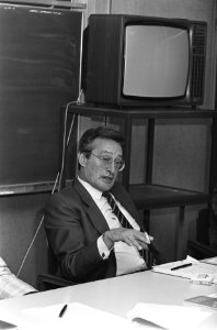 Hoofd NOS-televisie Ed van Westerloo tijdens persconferentie in Hilversum over p, Bestanddeelnr 933-7648