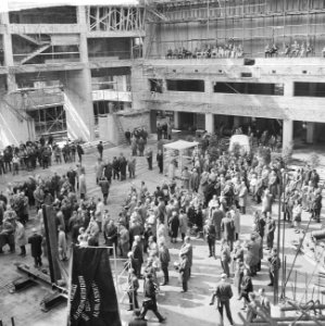 Hoogste punt Rotterdamse concertgebouw, overzicht plechtigheid, Bestanddeelnr 916-4080