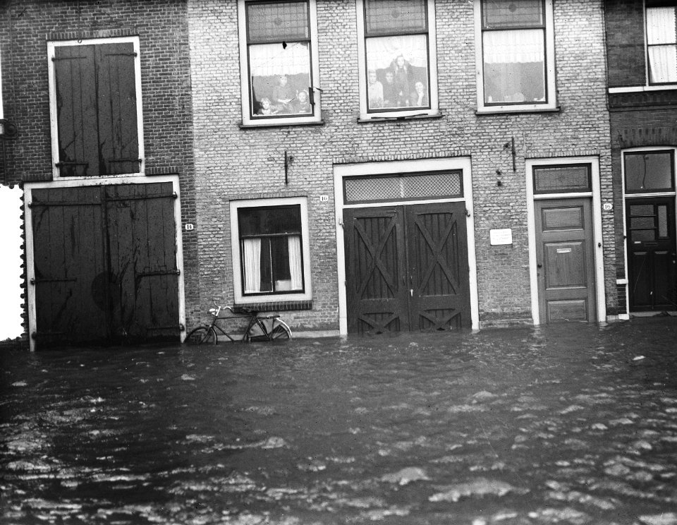 Hoog water in Dordrecht, straten onder water, Bestanddeelnr 906-9155