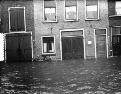 Hoog water in Dordrecht, straten onder water, Bestanddeelnr 906-9155