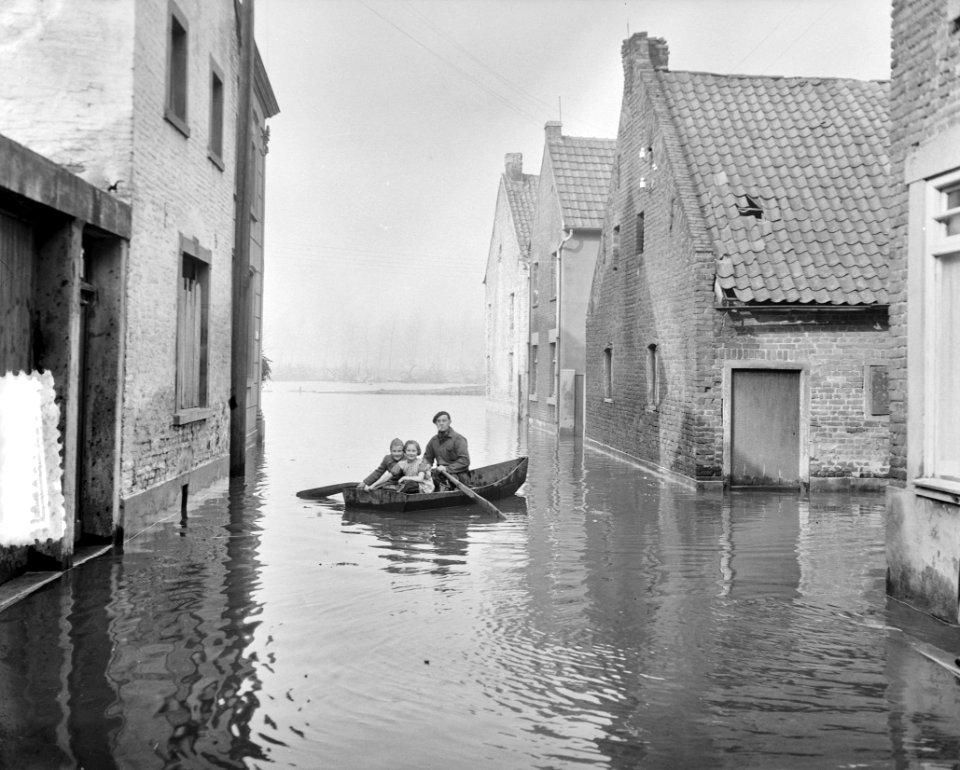 Hoog water in Limburg in diverse dorpen (Urmond), Bestanddeelnr 904-9676