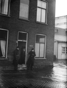 Hoog water in Dordrecht, straten onder water, Bestanddeelnr 906-9157