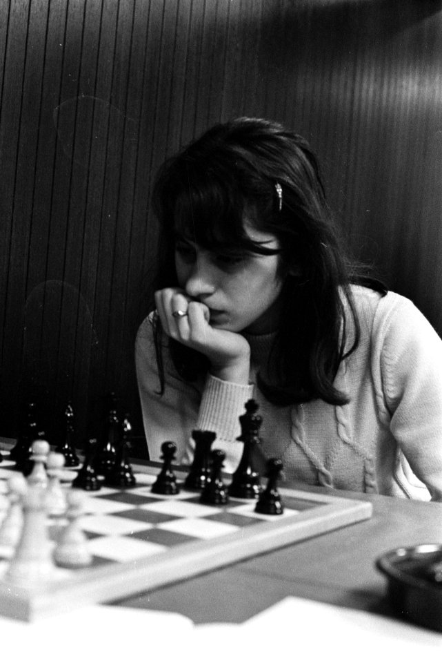 Hoogoven Schaaktoernooi in Beverwijk. Nana Aleksandria (USSR) aan bord, Bestanddeelnr 923-1999