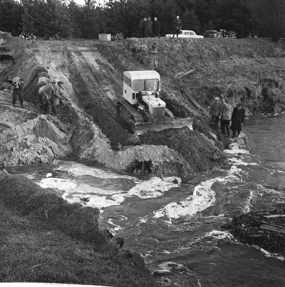 Hoog water in Oosten van het land Dijkdoorbraak Twente- Rijnkanaal met man en m, Bestanddeelnr 915-7597