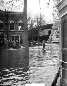 Hoog water Slikkerveer. Scheepswerf van De Groot & van Vliet, Bestanddeelnr 906-9153